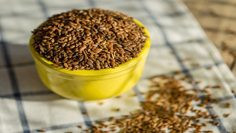 يحرق الدهون ويخفي السيلوليت ويساعد في إدارة الوزن.. فوائد شراب بذور الكتان