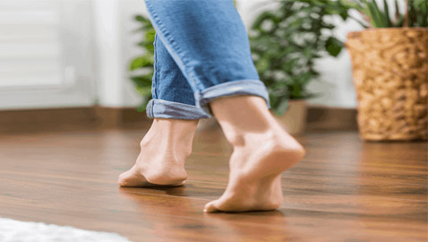 نصيحة هامة.. لا تمشي حافي القدمين داخل المنزل أبدا!