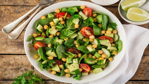 إليكم وصفة سلطة السبانخ بالأفوكادو والحمص اللذيذة للرجيم