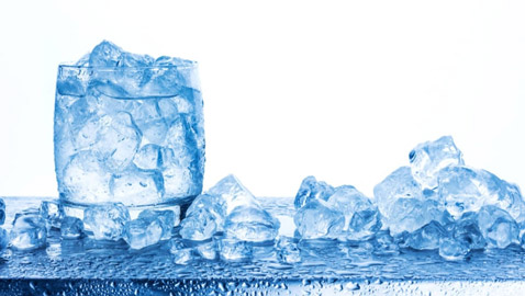 مخاطر كبرى للماء المثلج في الأيام الحارة.. تعرفوا إليها