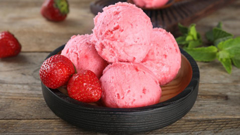 إليكم طريقة تحضير آيس كريم قليل السعرات الحرارية.. طعم شهي ومنعش