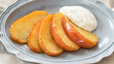 إليكم طريقة تحضير حلى التفاح المشوي للرجيم.. خفيف ولذيذ