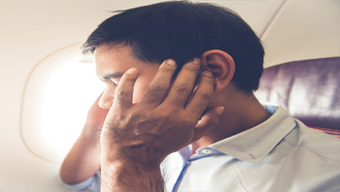 لتجنب ضغط الأذنين المزعج على الطائرة.. إليكم طرق بسيطة!