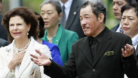 وفاة صاحب فكرة صنع الملابس من قطعة قماش واحدة