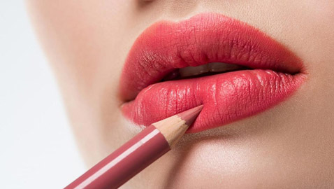 كيف تطبقين أحمر الشفاه كالمحترفات؟