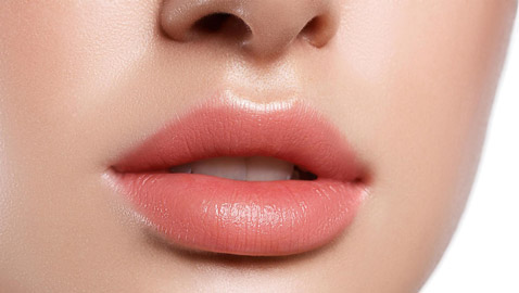 لشفاه ممتلئة.. 4 حيل بعيدا عن عمليات التجميل