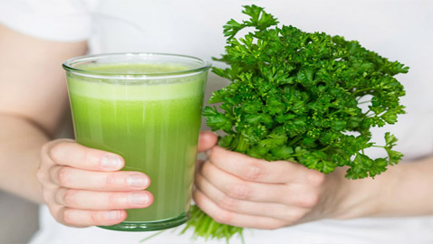 يزيل روائح الجسم الكريهة.. إليكم فوائد عصير البقدونس وطريقة تحضيره