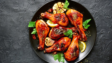 اليك طريقة تحضير أفخاذ الدجاج اللذيذة مع الثوم والعسل