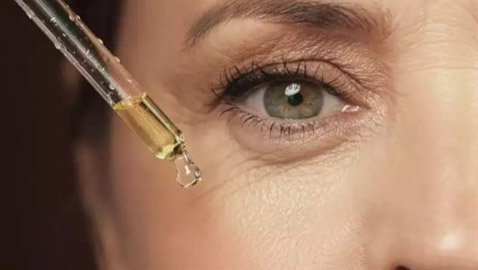 ما هو أفضل وقت لتطبيق المصل تحت العينين؟