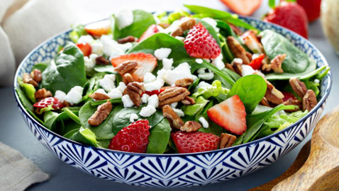 إليكم وصفة سلطة سبانخ بالفراولة للرجيم.. شهية وخفيفة