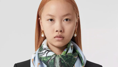 اليك سيدتي : أجمل الأوشحة الخضراء من أشهر دور الأزياء