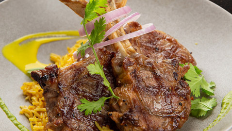 طبق أضلاع اللحم مع صلصة الأفوكادو