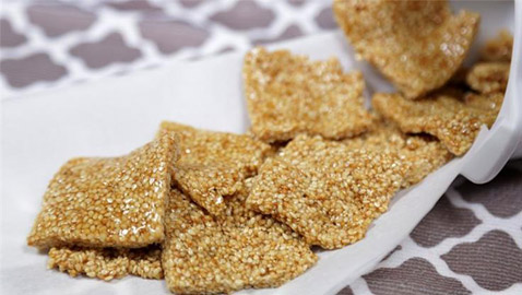 بمناسبة المولد النبوي الشريف... اليكم طريقة عمل السمسمية في البيت بالعسل و بدون عسل