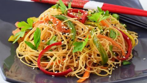 إليكم طريقة تحضير نودلز الدجاج.. وصفة غداء مبتكرة ولذيذة