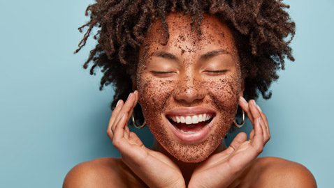 4 مقشرات طبيعية للعناية بالبشرة شتاءً.. لا تسبب الحساسية