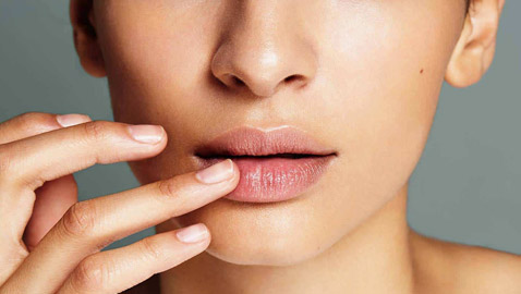 إليكم طرق علاج تشقق الشفاه وجفافها في الشتاء