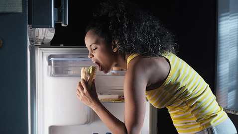 لمحبي الأكل في وقت متأخر.. هذا ما يحدث لصحتكم!