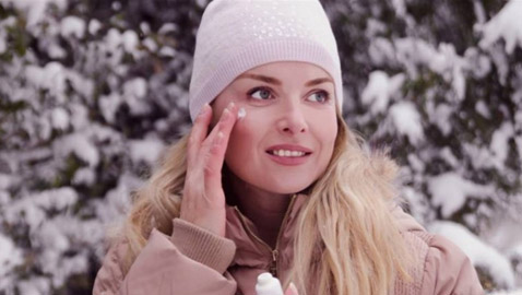 لماذا عليكِ تطبيق واقي الشمس هذا الشتاء؟