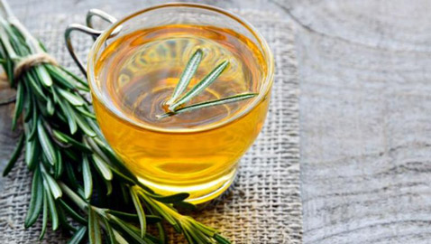 ماذا يحدث لشعرك إذا غسلته بماء الروزماري؟