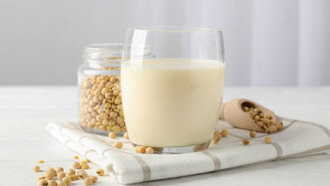 هل حليب الصويا بديل جيد من الحليب العادي؟ إليكم الجواب