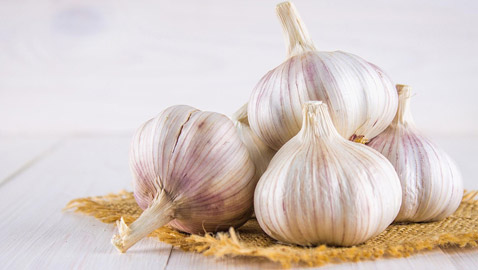 ما علاقة الثوم بالحفاظ على نظافة حمام المنزل؟