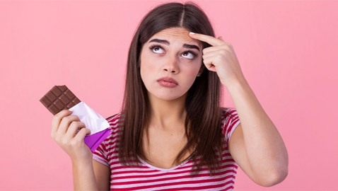 بينها الشوكولاتة.. 6 أطعمة قد تصيب بالتسمم عند تناول 