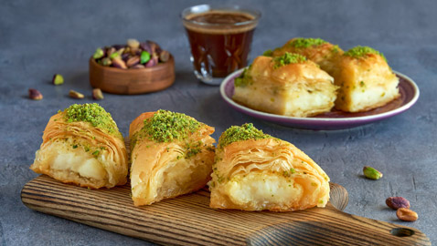 اليكم طريقة تحضير كلاج بالمهلبية والفستق الحلبي