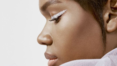 هل تجرؤين على تطبيق المكياج اللامع في الخريف؟