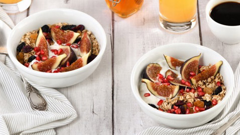 إليكم وصفة شوفان باللبن الزبادي والفواكه الخفيفة لرجيم صحي ولذيذ