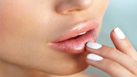 تخلصوا من تشققات الشفايف في الشتاء بسرعة وخلطة سهلة