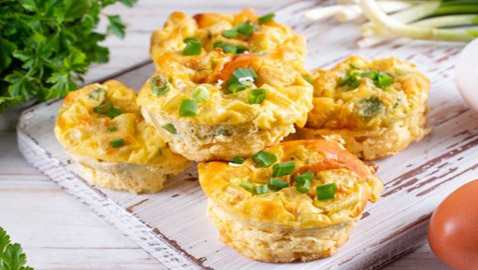 إليكم طريقة تحضير أومليت كب كيك للفطور.. طيب وشهي