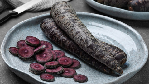 يساعد على التنحيف ويقلل الإصابة بألزهايمر.. فوائد تناول الجزر الأسود