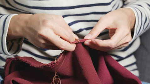مع ارتفاع الأسعار.. إليكم 7 طرق لإصلاح الملابس الشتوية القديمة التالفة