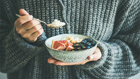 بينها الموز واللحوم الحمراء.. أطعمة صحية للشعور بالدفء في برد الشتاء