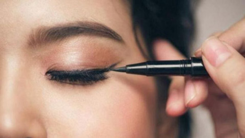 رسم الآيلاينر بواسطة قلم الكحل.. نصائح وخطوات