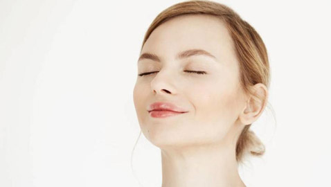 ‎لبشرة خالية من العيوب.. إليك أسرع المقشرات الطبيعية للوجه