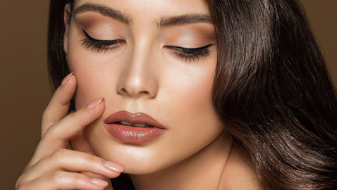 عند وضع أحمر الشفاه.. أخطاء تجعلك تتقدمين في العمر