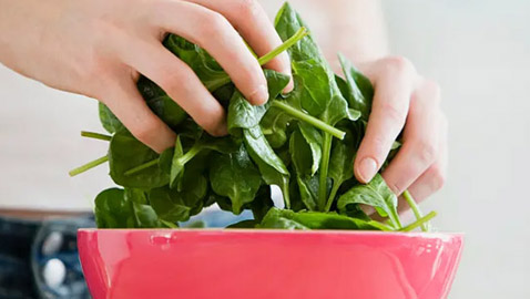 عظام أقوى وبشرة مشرقة.. 5 فوائد صحية مذهلة لهذه الأوراق الخضراء