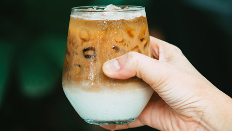 بدأت بالجزائر وانتشرت للعالم عبر فرنسا.. القهوة المثلجة وكيفية تحضيرها