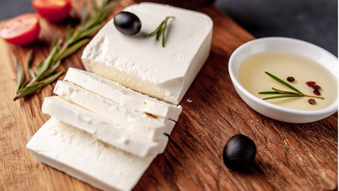 استبدل جبنة الفيتا بالحلوم أو الموزاريلا.. لهذا السبب!