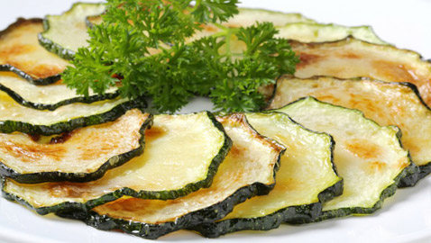 إليكم طريقة تحضير رقائق الكوسا بالمقلاة الهوائية للرجيم