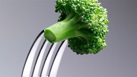 تحذير من تناول البروكلي والتوت.. يحتضن فيروس كورونا لمدة طويلة