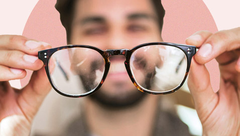 6 أسباب مدمرة للعين تقود إلى ارتداء النظارات.. تجنبها