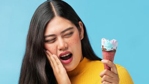 عادات تضر بصحة بأسنانك.. منها الإفراط فى ماء الليمون