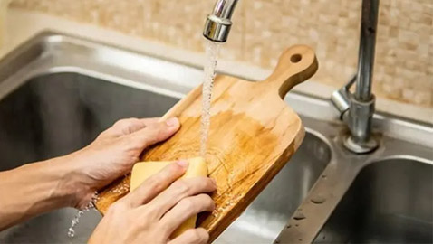 هكذا يتم تنظيف الأواني وأدوات المطبخ الخشبية.. نصائح لحماية الصحة