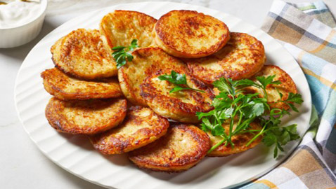 إليكم طريقة تحضير بان كيك البطاطس والجبنة.. وصفة طيبة ومميزة