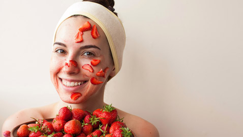 أقنعة الفراولة.. لبشرة متوهجة قبل رأس السنة 2023