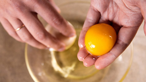 هل صفار البيض مضر بالصحة؟ اعرف الإجابة