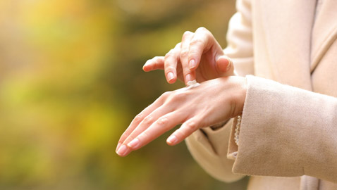 نعومة يديك وقدميك.. كيف تحافظين عليها في مختلف الفصول؟