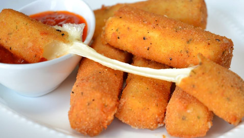 طريقة إعداد أصابع الموزاريلا المقرمشة